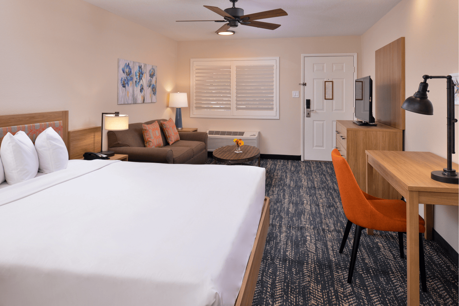 La Fuente Inn and Suites Overview